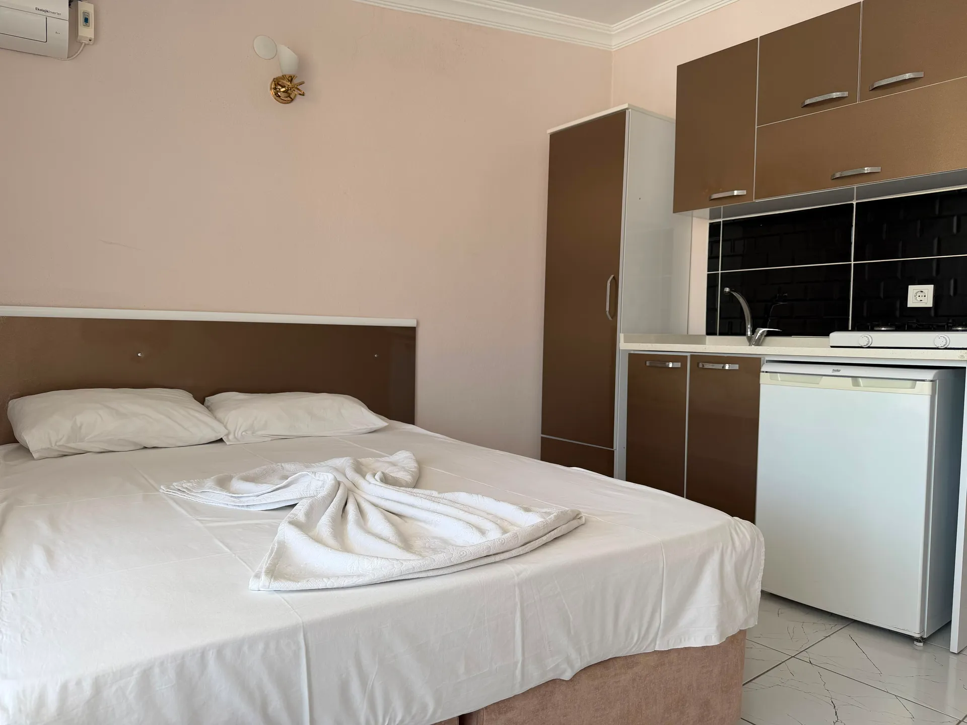 Lüxal Suite suit daire — çift kişilik yatak ve mutfak köşesi